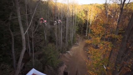 Motocross : Trevor Jacobs évite un crash avec un arbre en plein saut devant Travis Pastrana