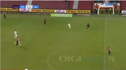 Damjan Dokovic marque un but du milieu de terrain après un loupé incroyable de son coéquipier à 1 mètre du but