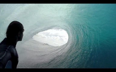 Alex Gray surfe une vague en caméra embarquée