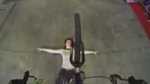 Des figures incroyables en BMX au dessus d'une femme filmées en caméra embarquée