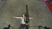 Des figures incroyables en BMX au dessus d'une femme filmées en caméra embarquée
