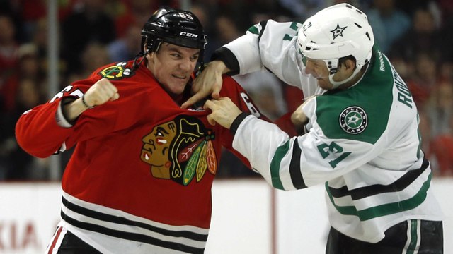 Hockey sur glace : Grosse bagarre entre Antoine Roussel et Ron Hainsey en NHL