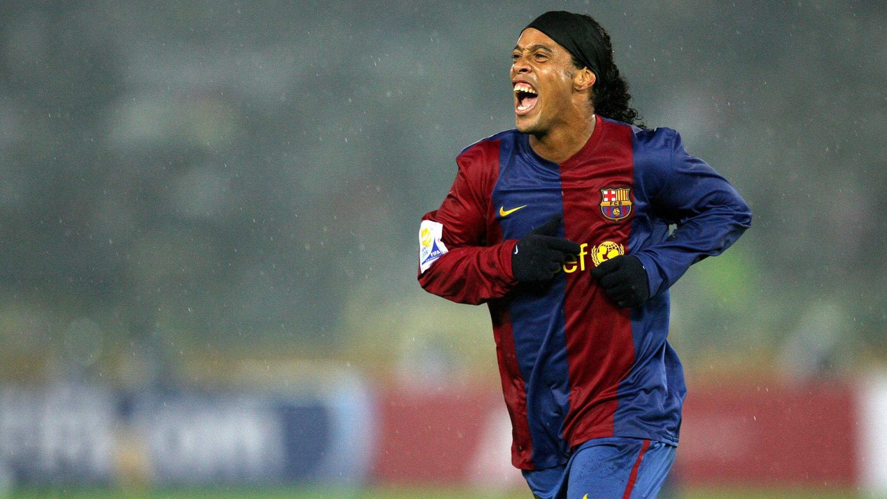 Ronaldinho : Ses plus beaux dribbles et gestes techniques en une compilation