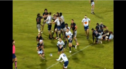 Sébastien Chabal met ko un adversaire d'un énorme coup de poing