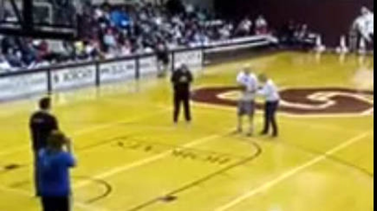 Un aveugle marque un panier à trois points et gagne... des repas gratuits chez McDonald's