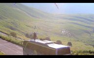 Parapente: Les loopings hallucinants de Jean-Baptiste Chandelier qui atterrit sur un bus en marche