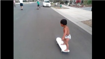 Insolite : Ce bébé de 2 ans va vous surprendre avec ses figures incroyables en skate-board