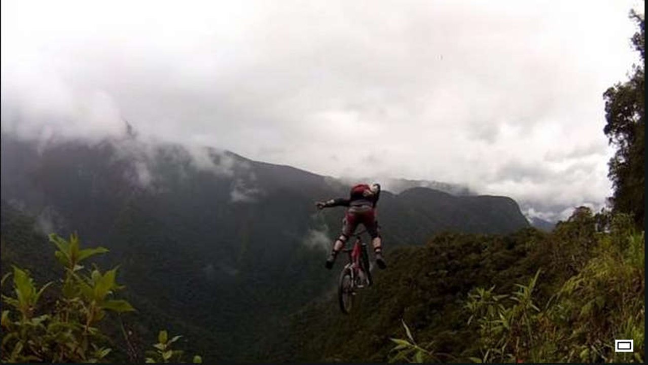 Base Jump : Un crash après un saut en VTT sur la route de la mort