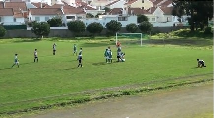 A 14 ans, Sergio Segao donne un coup de pied après son carton rouge