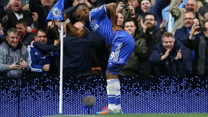 Samuel Eto'o célèbre son but en imitant un grand-père pour répondre à la polémique avec José Mourinho