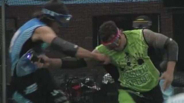 Jouer au football avec un taser : Découvrez le sport le plus douloureux du monde