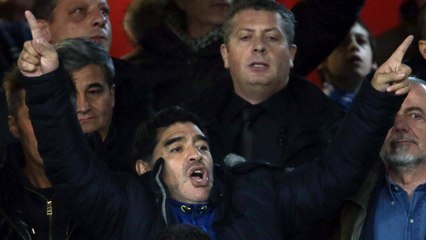 La joie de Maradona au milieu des supporters de Naples
