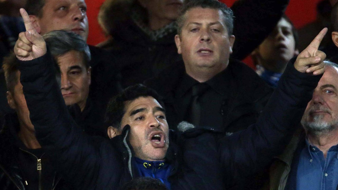 La joie de Maradona au milieu des supporters de Naples