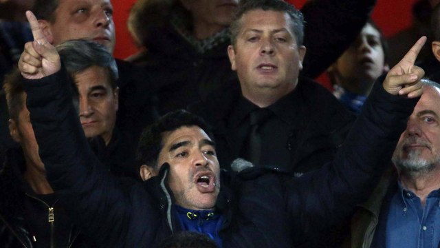 La joie de Maradona au milieu des supporters de Naples