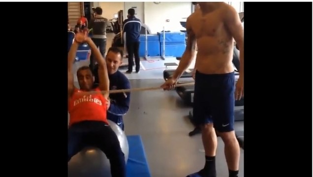 PSG : Quand Zlatan Ibrahimovic encourage Lucas Moura à la salle de musculation avec un bâton
