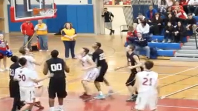 Basket : Le panier le plus improbable de l'année marqué avec la tête