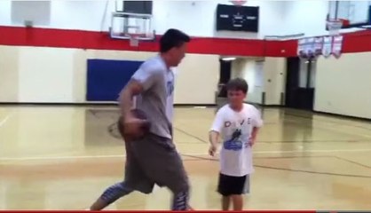 Basket : Un adulte ridiculise un enfant au basket. Cruel, mais très drôle !