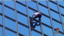 Alain Robert, le spiderman français, escalade une tour de 186 mètres à Paris sans sécurité