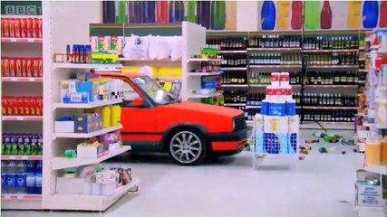 Une course de voitures complétement folle dans les rayons d'un supermarché