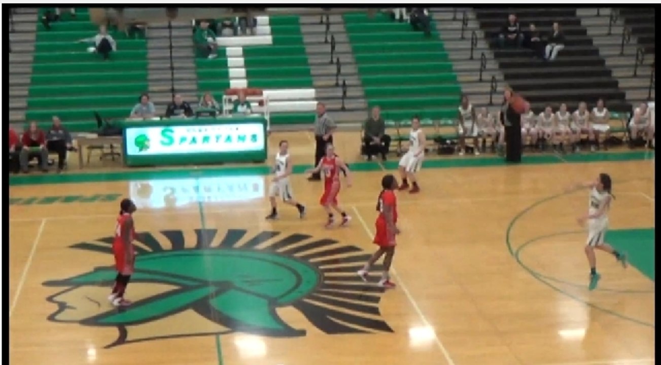 Une jeune basketteuse américaine marque un panier extraordinaire depuis sa propre raquette au buzzer