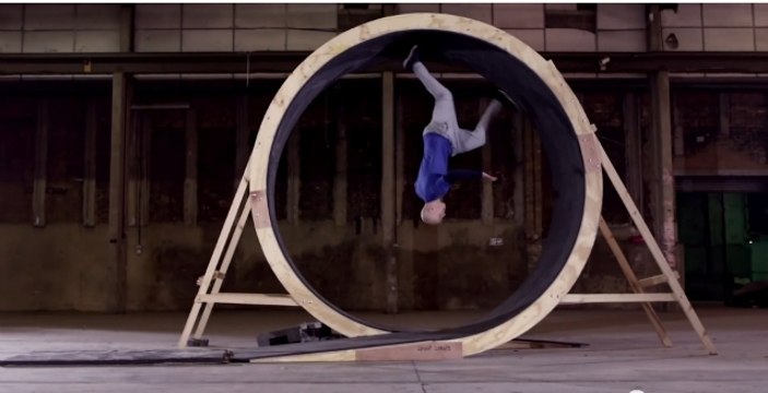 Record : Damien Walters réalise un looping en courant