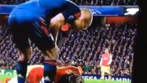 Arjen Robben crache sur Bacary Sagna lors d'Arsenal-Bayern Munich