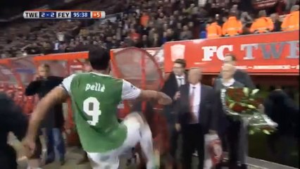 Graziano Pelle pète les plombs après l'égalisation adverse et détruit les installations