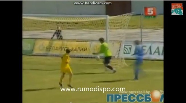 Le gardien de but le plus maladroit du monde encaisse deux buts gags qui font perdre son équipe