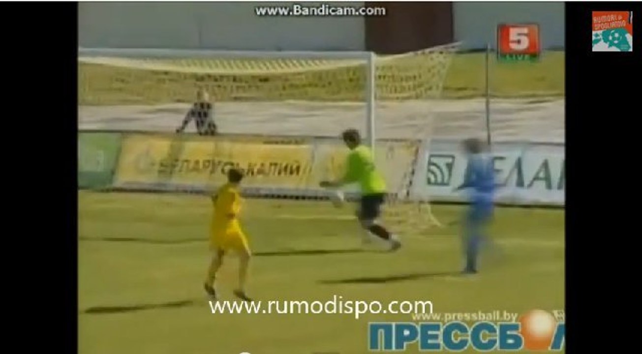 Le gardien de but le plus maladroit du monde encaisse deux buts gags qui font perdre son équipe