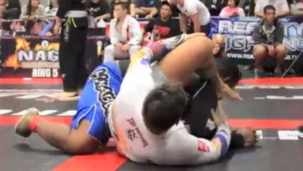 Il vomit lors d'un combat après une prise suprenante de son adversaire