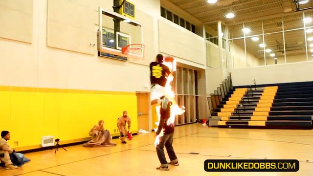 Basket : Kenny Dobbs dunk avec un ballon enflammé au dessus d'un homme en feu