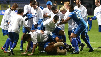 La mascotte d'Hoffenheim se casse la figure en célébrant un but avec les joueurs
