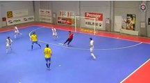 Un gardien marque un but incroyable sur un dégagement de sa surface en ... futsal