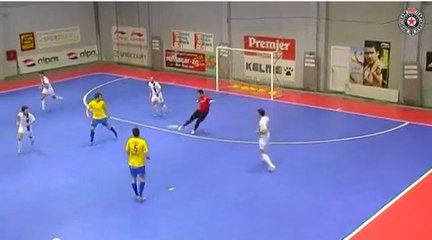 Un gardien marque un but incroyable sur un dégagement de sa surface en ... futsal