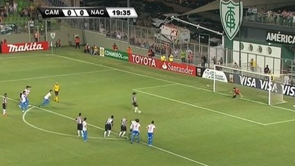 Le but de Ronaldinho très chanceux sur pénalty avec l'Atlético Mineiro