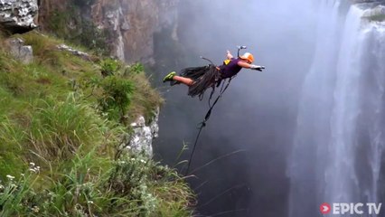 Ils sautent à l'élastique entre deux falaises à 200m de haut