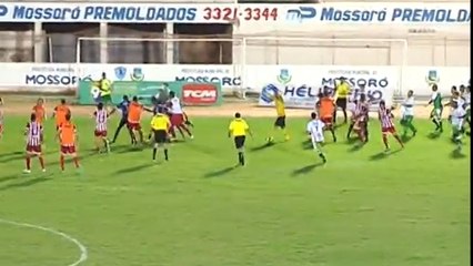 Une bagarre générale impressionnante éclate lors d'un match au Brésil