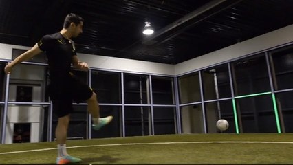 Découvrez "Footbonaut", le robot révolutionnaire de l'entraînement du Borussia Dortmund