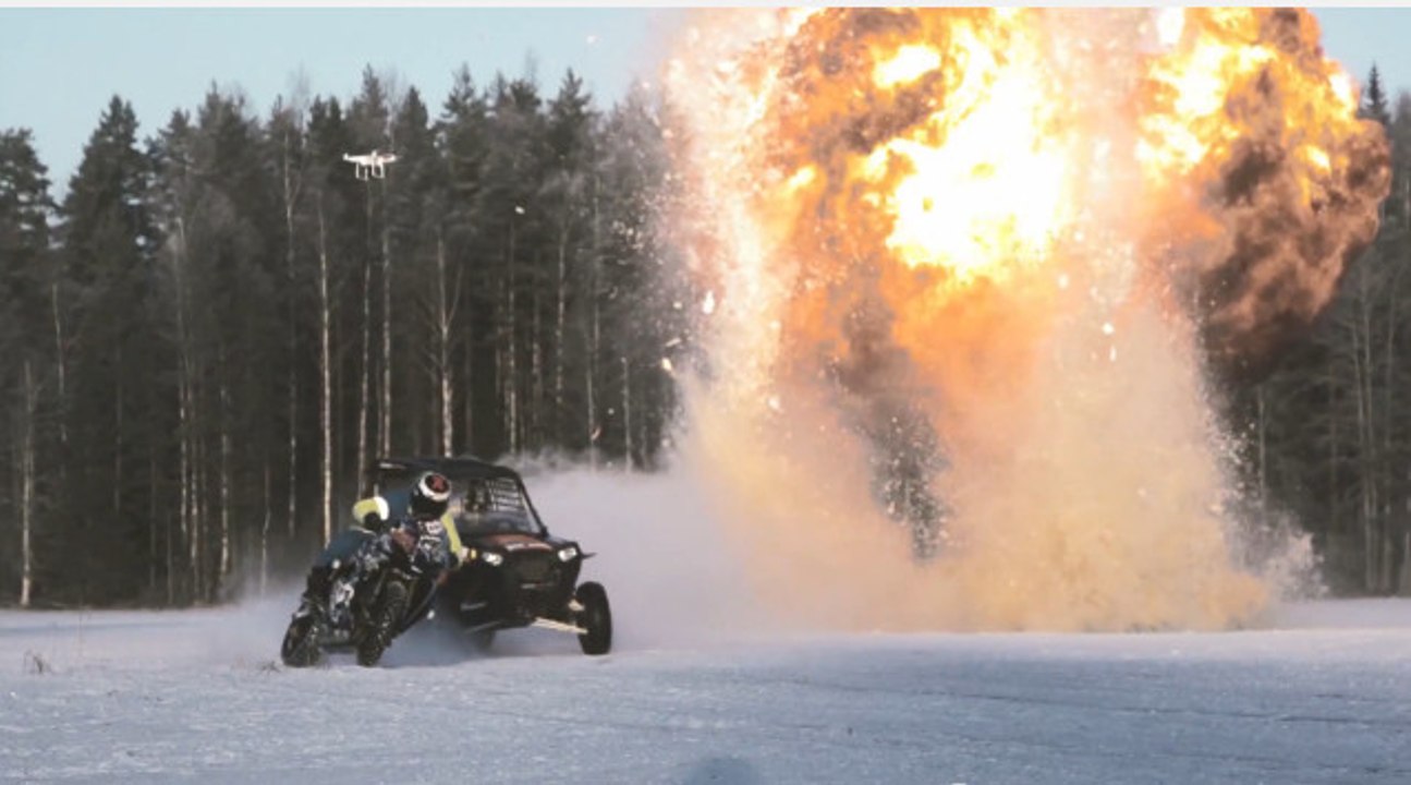 Une course incroyable entre une moto et un quad sur un lac gelé : Qui va l'emporter?