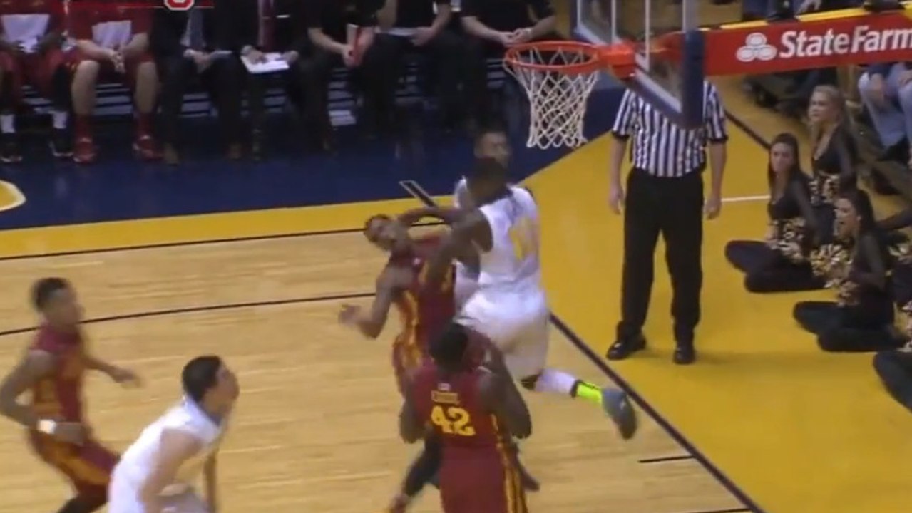 Insolite : Un basketteur donne un coup de pied kung-fu à un adversaire en plein match