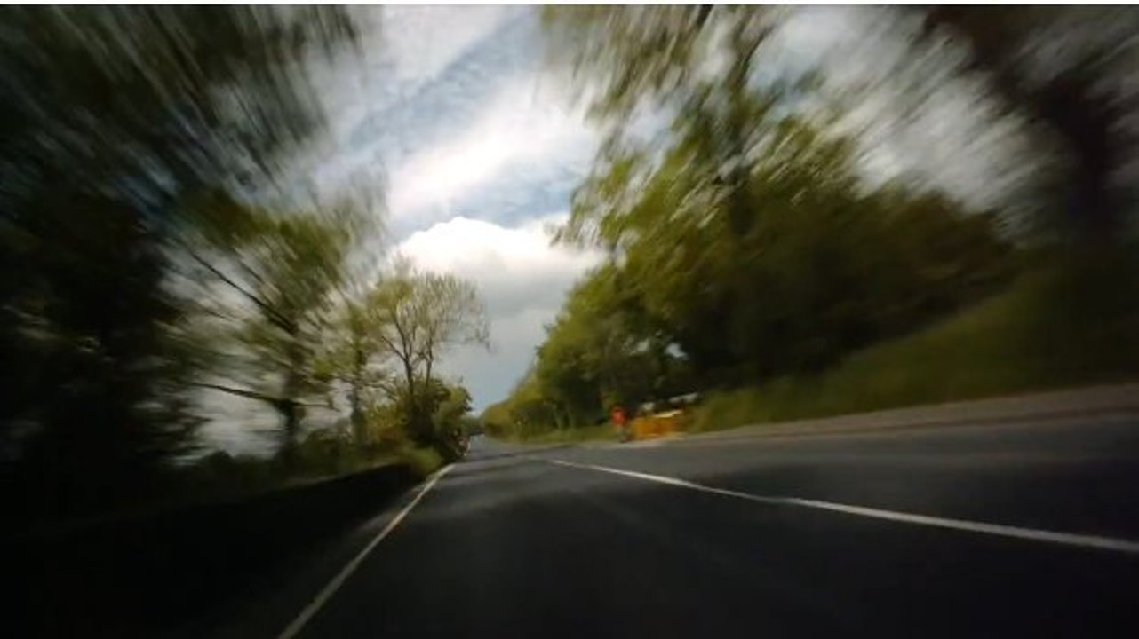 Embarquez sur la moto de Michael Dunlop en caméra embarquée à 330 km/h sur l'île de Man