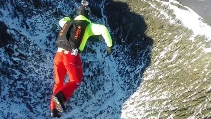 Des Base-jumpers sautent en parachute depuis une cabine de téléphérique