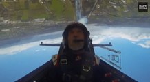 Des loopings et des acrobaties renversantes en avion dans le canal de Corinthe