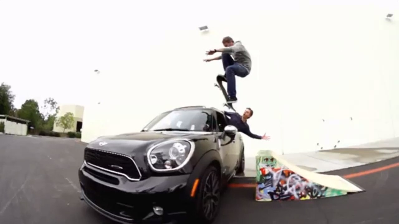Tony Hawk saute en skate-board par dessus sa voiture