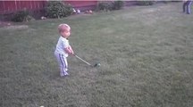 Un bébé de 2 ans qui veut swinguer comme Tiger Woods assomme son père avec une balle de golf
