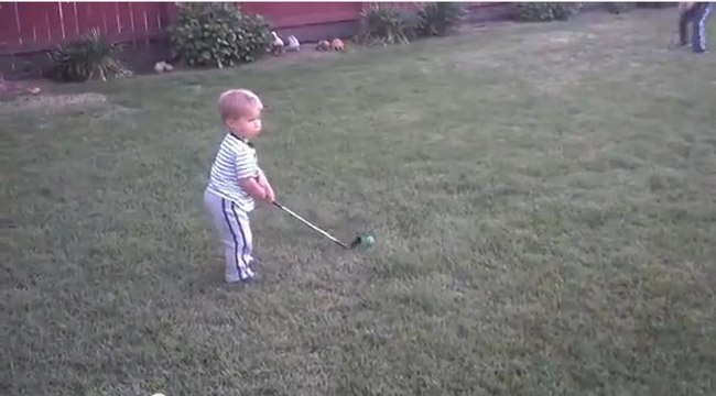 Un bébé de 2 ans qui veut swinguer comme Tiger Woods assomme son père avec une balle de golf