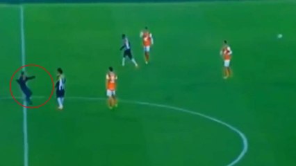 Ronaldinho fait un câlin à un jeune supporter entré sur le terrain