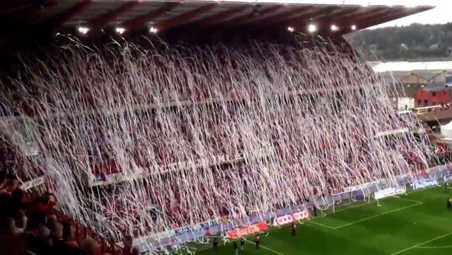 Du papier toilette pour faire un sublime tifo par les supporters du Standard de Liège
