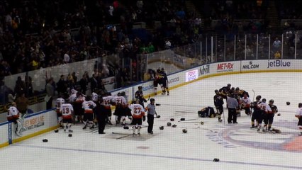 Une incroyable bagarre en hockey entre pompiers et policiers lors d'un match de charité