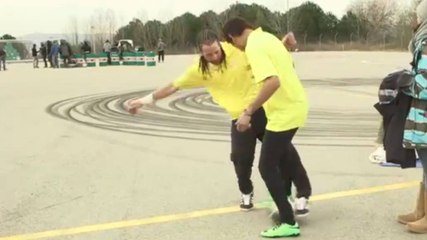 Neymar se prend un petit pont par le champion du monde de football freestyle